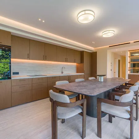 High-end With Spacious Terrace דירה