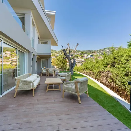High-end With Spacious Terrace דירה *